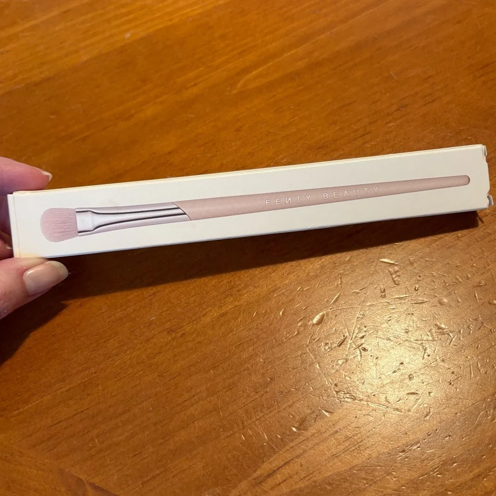 Fenty Beauty Plush Eyeshadow Brush 240